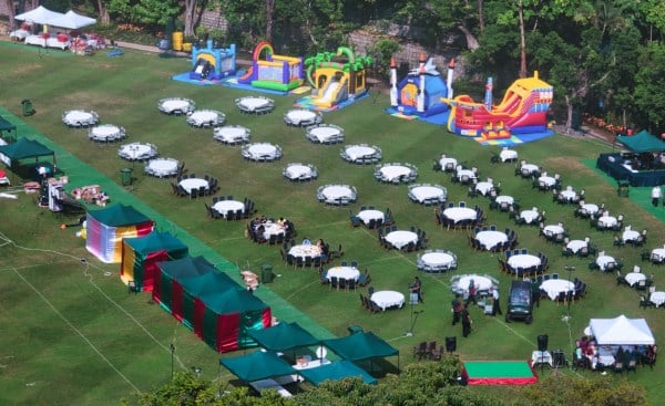 mesas sillas plegables evento deportivo